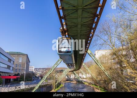 Schwebebahn und der Fluss Wupper in Wuppertal Stockfoto