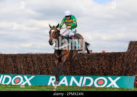 Jonbon reitet von Aidan Coleman und springt über den letzten Zaun auf dem Weg zum Gewinn des EFT Systems Maghull Novizen Chase The Randox Grand National Festival 2023 Grand National Day auf der Rennbahn Aintree, Liverpool, Großbritannien, 15. April 2023 (Foto von Conor Molloy/News Images) Stockfoto