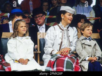 KÖNIGIN SILVIA VON SCHWEDEN mit Prinz Carl Philip und Kronprinzessin Victoria beim Pferderennen in Stockholm Stockfoto