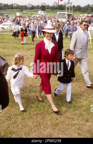 KÖNIGIN SILVIA VON SCHWEDEN mit Prinz Carl Philip und Prinzessin Madeleine beim Pferderennen in Stockholm Stockfoto