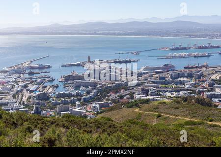 Kapstadt, Westkap, Südafrika - 15. 2023. April: Blick auf den Hafen von Kapstadt und die Victoria and Alfred (VA) Waterfront. Stockfoto