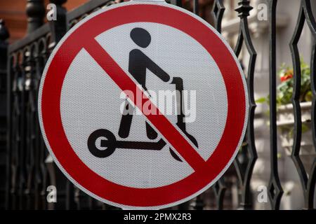 In der Fußgängerzone einer Stadt ist ein Straßenschild zu sehen, das den Einsatz von Kickern verbietet Stockfoto