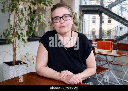 Magdeburg, Deutschland. 15. April 2023. Yvonne Joachim, Leiterin der AWO-Beratungszentren in Magdeburg, wurde auf der Delegiertenversammlung des Landesfrauenrats Sachsen-Anhalt e.V. in der Landeshauptstadt zur neuen stellvertretenden Staatsvorsitzenden gewählt. Kredit: Peter Gercke/dpa-Zentralbild/dpa/Alamy Live News Stockfoto