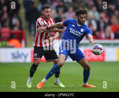 Sheffield, Großbritannien. 15. April 2023. George Baldock aus Sheffield Utd tanzt mit Joe Ralls aus Cardiff City während des Sky Bet Championship-Spiels in Bramall Lane, Sheffield. Der Bildausdruck sollte lauten: Simon Bellis/Sportimage Credit: Sportimage/Alamy Live News Stockfoto