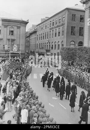 Carl XVI Gustaf, König von Schweden. Geboren am 30. april 1946. Am 25. september 1973 bei der Beerdigung seines Großvaters König Gustaf VI. Adolf. Die Prozession der Königsfamilie hat Storkyrkan in Gamla Stan verlassen und ist auf dem Weg zum königlichen Grab in Haga. Stockfoto