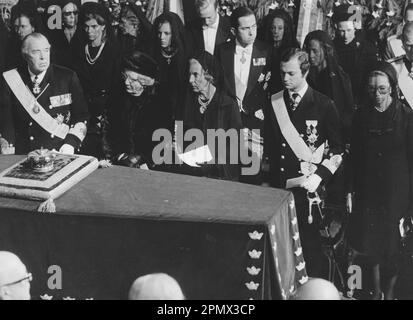 Carl XVI Gustaf, König von Schweden. Geboren am 30. april 1946. Am 25. september 1973 bei der Beerdigung seines Großvaters König Gustaf VI. Adolf. Bei der Beerdigung waren auch Königin Ingrid von Dänemark, Prinzessin Christina von Schweden, Prinz Philip, Herzog von Edinburgh. Stockfoto