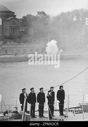 Der Trauerkönig Gustaf VI. Adolf von Schweden vom 25. september 1973. Die Kanonen salutieren. Stockfoto