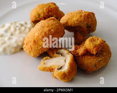 Frittierter Pilz mit Tartarsauce, Nahaufnahme eines österreichischen vegetarischen Gerichts Stockfoto