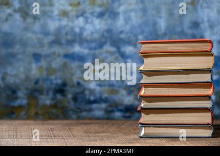 Bücherstapel im Bibliotheksraum und Bücherregal für Geschäfts- und Bildungshintergrund, Back-to-School-Konzept Stockfoto