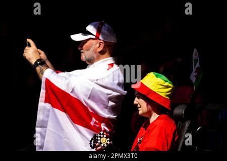 Wales und England Fans vor dem Spiel in der dritten Runde der TikTok Women's Six Nations, Cardiff Arms Park, Cardiff. Foto: Samstag, 15. April 2023. Stockfoto