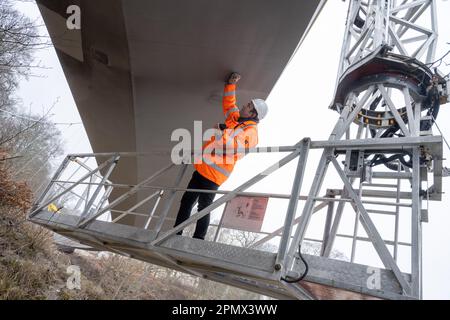 15. April 2023, Mecklenburg-Vorpommern, Sassnitz: Ronny Seidel, Ingenieur überprüft den neuen Königsweg am Königsstuhl auf der Insel Rügen von einem Kirschpflücker aus. Bevor Besucher die neue Aussichtsplattform über dem Königsstuhl auf der Insel Rügen ab dem nächsten Wochenende betreten können, wurden zunächst Experten nach DIN 1079 für den ersten Haupttest einberufen. In Zukunft können Besucher einen 185 Meter langen, ellipsenförmigen Rundweg entlang gehen, der von einem Stützmast gehalten wird, der über dem 118 Meter hohen Königsstuhl - der größten Kreide - hängt Stockfoto