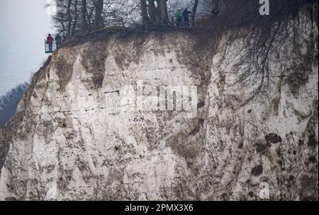 15. April 2023, Mecklenburg-Vorpommern, Sassnitz: Blick auf die Victoria View am Kreisekuster der Insel Rügen. Bevor die Besucher die neue Aussichtsplattform Skywalk „Königsweg“ über dem Königsstuhl auf der Insel Rügen ab dem nächsten Wochenende betreten können, wurden zunächst Experten für den ersten Haupttest nach DIN 1079 hinzugezogen. In Zukunft können Besucher einen 185 Meter langen, ellipsenförmigen Rundweg entlang gehen, der von einem Stützmast gehalten wird, der über dem 118 Meter hohen Königsstuhl, dem größten Kreidefelsen Deutschlands, aufgehängt ist. Gemäß Stockfoto