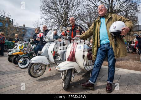London, Großbritannien. 15. April 2023 Mitglieder des F.A.B. -Motorroller-Clubs von Hornchurch posieren mit ihren alten Rollern beim Classic Car Boot Sale in Granary Square, King’s Cross. Die Veranstaltung feiert alles, was Vintage ist, von Mode und Schmuck bis hin zu Haushaltswaren und Schallplatten, vor dem Hintergrund von Oldtimer-Fahrzeugen. Kredit: Stephen Chung / Alamy Live News Stockfoto