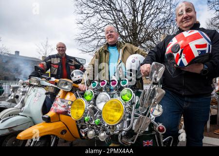 London, Großbritannien. 15. April 2023 Mitglieder des F.A.B. -Motorroller-Clubs von Hornchurch posieren mit ihren alten Rollern beim Classic Car Boot Sale in Granary Square, King’s Cross. Die Veranstaltung feiert alles, was Vintage ist, von Mode und Schmuck bis hin zu Haushaltswaren und Schallplatten, vor dem Hintergrund von Oldtimer-Fahrzeugen. Kredit: Stephen Chung / Alamy Live News Stockfoto