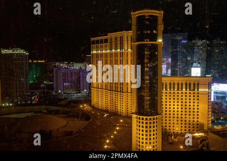 Szene der Innenstadt von einem Zimmer im 28. Stock im Paris Hotel in Las Vegas, Nevada, USA. Stockfoto