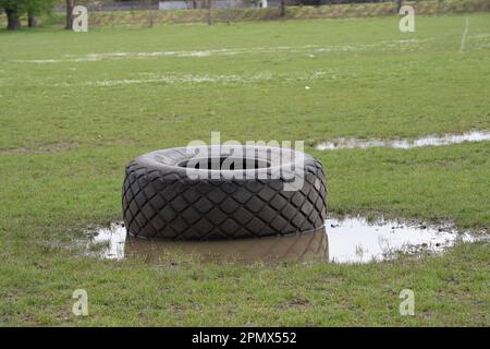 Windsor, Berkshire, Großbritannien. 15. April 2023. Ein Spielfeld im Windsor Rugby Club. Nach heftigem Regen gestern Abend war es ein langweiliger Tag in Windsor, Berkshire, aber es wird erwartet, dass die Temperaturen während dieses Wetters steigen. Credit: Maureen McLean/Alamy Live News Stockfoto