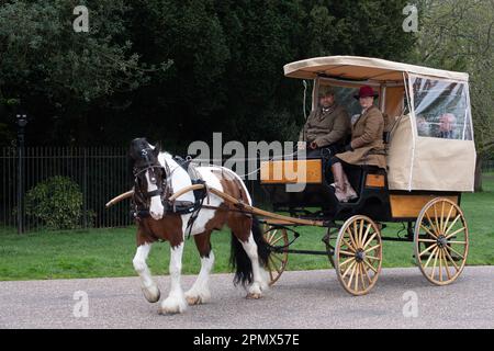 Windsor, Berkshire, Großbritannien. 15. April 2023. Eine Pferdekutsche bringt Besucher zum langen Spaziergang in Windsor. Nach heftigem Regen gestern Abend war es ein langweiliger Tag in Windsor, Berkshire, aber es wird erwartet, dass die Temperaturen bei diesem Wetter ansteigen. Kredit: Maureen McLean/Alamy Live News Stockfoto