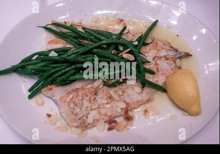 Forelle almondine mit grünen Bohnen im Restaurant Mon Ami Gabi im Paris Hotel in Las Vegas, Nevada, USA. Stockfoto