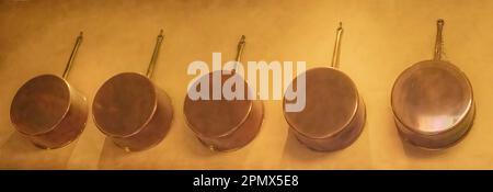 Sammlung von fünf Kupferwannen an der Wand des Restaurants Mon Ami Gabi im Paris Hotel in Las Vegas, Nevada, USA. Stockfoto