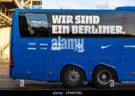 Sport, Fußball, Bundesliga, 2022/2023, FC Schalke 04 vs. Hertha BSC Berlin 5-2, Veltins Arena Gelsenkirchen, Berlin Teambus, DFL-VORSCHRIFTEN VERBIETEN DIE VERWENDUNG VON FOTOGRAFIEN ALS BILDSEQUENZEN UND/ODER QUASI-VIDEO Stockfoto