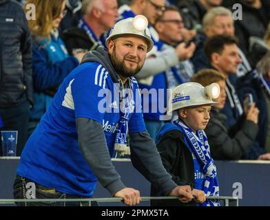 Sport, Fußball, Bundesliga, 2022/2023, FC Schalke 04 vs. Hertha BSC Berlin 5-2, Veltins Arena Gelsenkirchen, Schalke Fußballfans, Vater und Sohn mit Verbandschals und Schutzhelm mit Minierlampe, DFL-VORSCHRIFTEN VERBIETEN DIE VERWENDUNG VON FOTOS ALS BILDSEQUENZEN UND/ODER QUASI-VIDEO Stockfoto