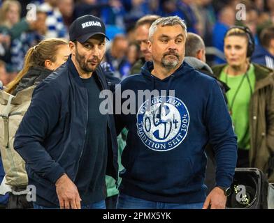 Sport, Fußball, Bundesliga, 2022/2023, FC Schalke 04 vs. Hertha BSC Berlin 5-2, Veltins Arena Gelsenkirchen, Cheftrainer Sandro Schwarz (Hertha) links und Cheftrainer Thomas Reis (S04), die DFL-VORSCHRIFTEN VERBIETEN DIE VERWENDUNG VON FOTOS ALS BILDSEQUENZEN UND/ODER QUASI-VIDEO Stockfoto