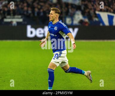 Sport, Fußball, Bundesliga, 2022/2023, FC Schalke 04 vs. Hertha BSC Berlin 5-2, Veltins Arena Gelsenkirchen, jubelnd über das 1-0 Tor von Torschütze Tim Skarke (S04), die DFL-VORSCHRIFTEN VERBIETEN DIE VERWENDUNG VON FOTOGRAFIEN ALS BILDSEQUENZEN UND/ODER QUASI-VIDEO Stockfoto