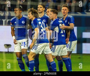 Sport, Fußball, Bundesliga, 2022/2023, FC Schalke 04 vs. Hertha BSC Berlin 5-2, Veltins Arena Gelsenkirchen, jubeln am 2-0 Tor, f.l.t.r.r.l. Moritz JENZ (S04), Alex Kral (S04), Marcin Kaminski (S04), Henning Matriciani (S04), Tim Skarke (S04), TORSCHÜTZE MARIUS BUELTER (S04), DFL-VORSCHRIFTEN VERBIETEN DIE VERWENDUNG VON FOTOS ALS BILDSEQUENZEN UND/ODER QUASI-VIDEO Stockfoto