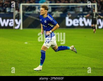 Sport, Fußball, Bundesliga, 2022/2023, FC Schalke 04 vs. Hertha BSC Berlin 5-2, Veltins Arena Gelsenkirchen, jubelnd über das 1-0 Tor von Torschütze Tim Skarke (S04), die DFL-VORSCHRIFTEN VERBIETEN DIE VERWENDUNG VON FOTOGRAFIEN ALS BILDSEQUENZEN UND/ODER QUASI-VIDEO Stockfoto