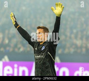 Sport, Fußball, Bundesliga, 2022/2023, FC Schalke 04 vs. Hertha BSC Berlin 5-2, Veltins Arena Gelsenkirchen, Spielszene, Torhüter Alexander Schwolow (S04), DFL-VORSCHRIFTEN VERBIETEN DIE VERWENDUNG VON FOTOGRAFIEN ALS BILDSEQUENZEN UND/ODER QUASI-VIDEO Stockfoto