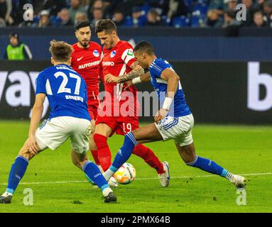 Sport, Fußball, Bundesliga, 2022/2023, FC Schalke 04 vs. Hertha BSC Berlin 5-2, Veltins Arena Gelsenkirchen, Spielszene, f.l.t.r. Cedric Christian Brunner (S04), Suat Serdar (Hertha), Stevan Jovetic (Hertha), Moritz JENZ (S04), die DFL-VORSCHRIFTEN VERBIETEN DIE VERWENDUNG VON FOTOGRAFIEN ALS BILDSEQUENZEN UND/ODER QUASI-VIDEO Stockfoto