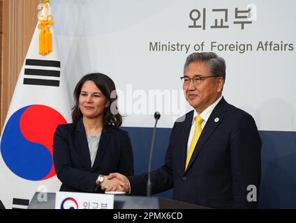 Seoul, Südkorea. 15. April 2023. Außenminister Baerbock in Südkorea mit Park Jin. Kredit: Soeren Stache/dpa/Alamy Live News Stockfoto