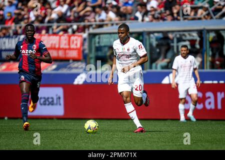 Bologna, Italien. 15. April 2023. Mailands Pierre Kalulu in Aktion während des Spiels Bologna FC gegen AC Mailand, italienisches Fußballspiel Serie A in Bologna, Italien, April 15 2023 Kredit: Independent Photo Agency/Alamy Live News Stockfoto