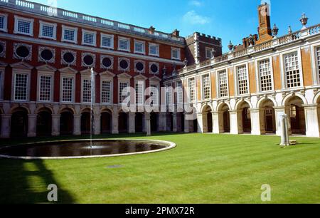 London England Hampton Court Palace Fountain Court entworfen von Christopher Wren Stockfoto