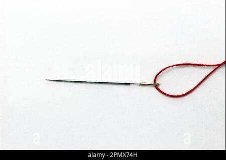 Nadel mit rotem Gewinde Stockfoto