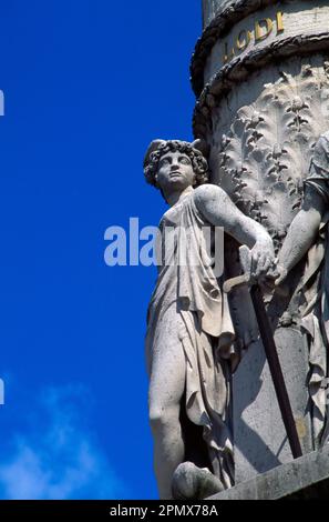 Paris Frankreich Place du Chatalet Fontaine De Palmier zur Feier der Siege von Napoleon Bonaparte in der Schlachtstatue am Fuße der Säule die Statuen Repr Stockfoto