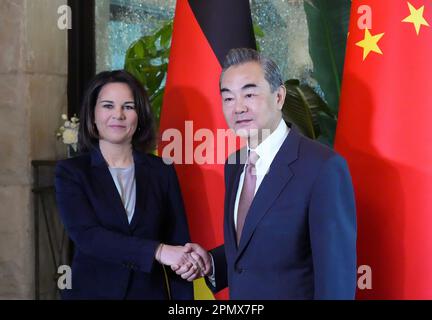Peking, China. 15. April 2023. Außenministerin Annalena Baerbock (Bündnis 90/die Grünen) und Wang Yi, Politbüro-Mitglied und Direktor des Büros der Kommission für auswärtige Angelegenheiten des Zentralkomitees Chinas, treffen sich zu einem Arbeitsfrühstück in der Großen Halle des Hotels St. Regis Bejing. Kredit: Soeren Stache/dpa/Alamy Live News Stockfoto