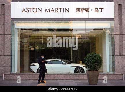 Peking, China. 14. April 2023. In der Darstellung des Autoherstellers Aston Martin im Erdgeschoss des Hotels 'Regent' ist ein Auto des Typs 'DB11' ausgestellt. Kredit: Soeren Stache/dpa/Alamy Live News Stockfoto