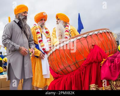 Gravesend, Kent, Großbritannien. 15. April 2023. Vaisakhi-Feiern in Gravesend, Kent. Fotos der Prozession, die am Siri Guru Nanak Darbar Sikh Tempel beginnt. Kredit: James Bell/Alamy Live News Stockfoto