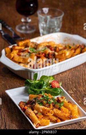 Rigatoni-Pasta mit Sauce Bolognaise Stockfoto