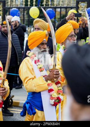 Gravesend, Kent, Großbritannien. 15. April 2023. Vaisakhi-Feiern in Gravesend, Kent. Fotos der Prozession, die am Siri Guru Nanak Darbar Sikh Tempel beginnt. Kredit: James Bell/Alamy Live News Stockfoto