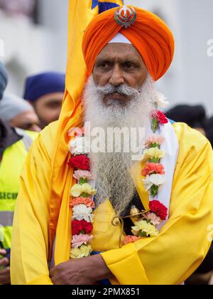 Gravesend, Kent, Großbritannien. 15. April 2023. Vaisakhi-Feiern in Gravesend, Kent. Fotos der Prozession, die am Siri Guru Nanak Darbar Sikh Tempel beginnt. Kredit: James Bell/Alamy Live News Stockfoto