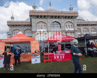 Gravesend, Kent, Großbritannien. 15. April 2023. Vaisakhi-Feiern in Gravesend, Kent. Fotos der Prozession, die am Siri Guru Nanak Darbar Sikh Tempel beginnt. Kredit: James Bell/Alamy Live News Stockfoto