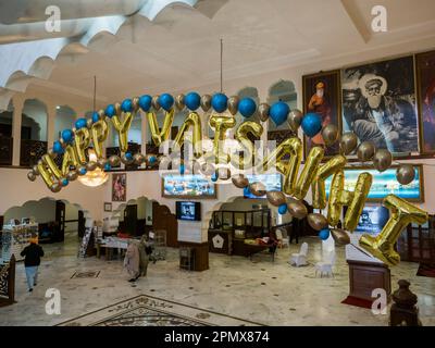 Gravesend, Kent, Großbritannien. 15. April 2023. Vaisakhi-Feiern in Gravesend, Kent. Fotos der Prozession, die am Siri Guru Nanak Darbar Sikh Tempel beginnt. Kredit: James Bell/Alamy Live News Stockfoto