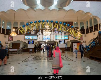 Gravesend, Kent, Großbritannien. 15. April 2023. Vaisakhi-Feiern in Gravesend, Kent. Fotos der Prozession, die am Siri Guru Nanak Darbar Sikh Tempel beginnt. Kredit: James Bell/Alamy Live News Stockfoto