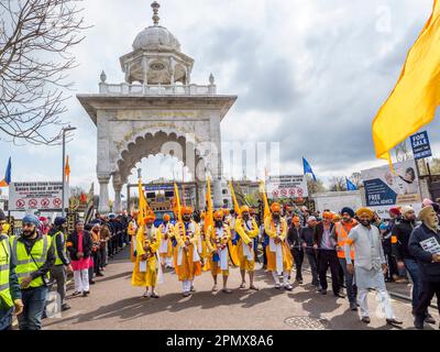 Gravesend, Kent, Großbritannien. 15. April 2023. Vaisakhi-Feiern in Gravesend, Kent. Fotos der Prozession, die am Siri Guru Nanak Darbar Sikh Tempel beginnt. Kredit: James Bell/Alamy Live News Stockfoto