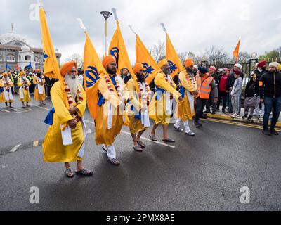 Gravesend, Kent, Großbritannien. 15. April 2023. Vaisakhi-Feiern in Gravesend, Kent. Fotos der Prozession, die am Siri Guru Nanak Darbar Sikh Tempel beginnt. Kredit: James Bell/Alamy Live News Stockfoto