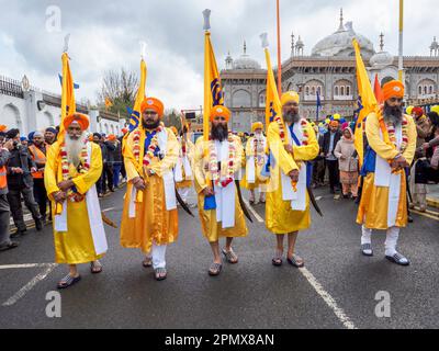 Gravesend, Kent, Großbritannien. 15. April 2023. Vaisakhi-Feiern in Gravesend, Kent. Fotos der Prozession, die am Siri Guru Nanak Darbar Sikh Tempel beginnt. Kredit: James Bell/Alamy Live News Stockfoto