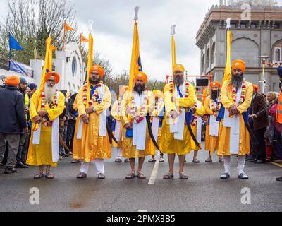 Gravesend, Kent, Großbritannien. 15. April 2023. Vaisakhi-Feiern in Gravesend, Kent. Fotos der Prozession, die am Siri Guru Nanak Darbar Sikh Tempel beginnt. Kredit: James Bell/Alamy Live News Stockfoto