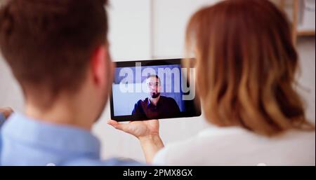 Ein Liebenswertes Paar, Das Zu Hause Eine Online-Videokonferenz Veranstaltet Stockfoto